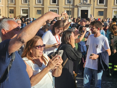 8일(현지시간) 바티칸 시스티나 성당 굴뚝 위로 흰 연기가 피어오르자 성 베드로 광장을 가득 메운 사람들이 새 교황 탄생에 감격하고 있다. [바티칸=연합뉴스]
